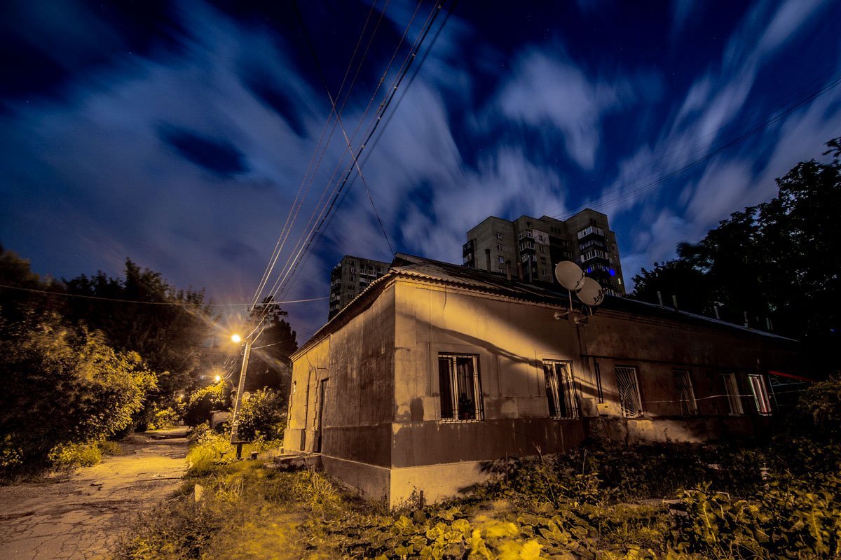 На которых можно увидеть спутниковые антенны 