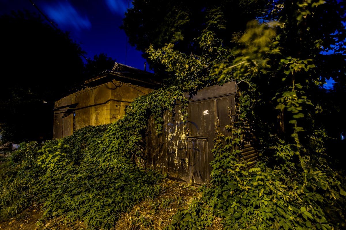 Некоторые хозяева давно уже не приходят в гараж к своим автомобилям