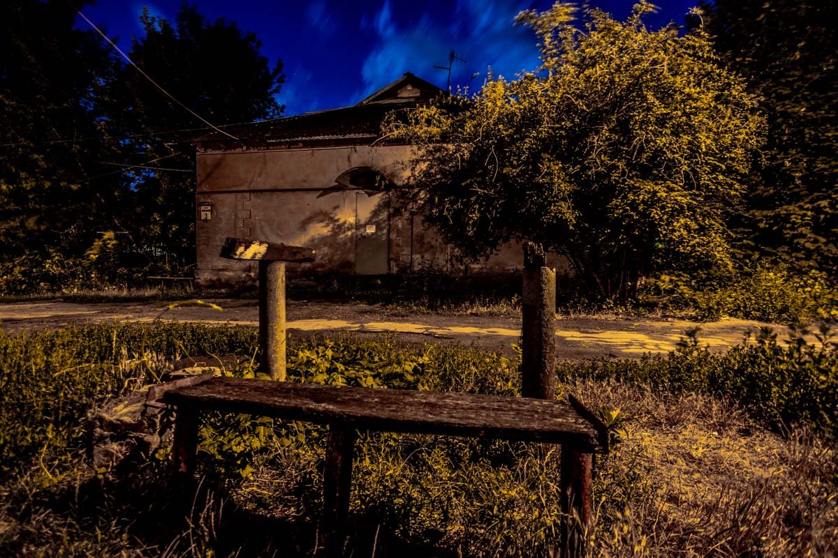 Днем здесь собираются местные жители и рассказывают байки