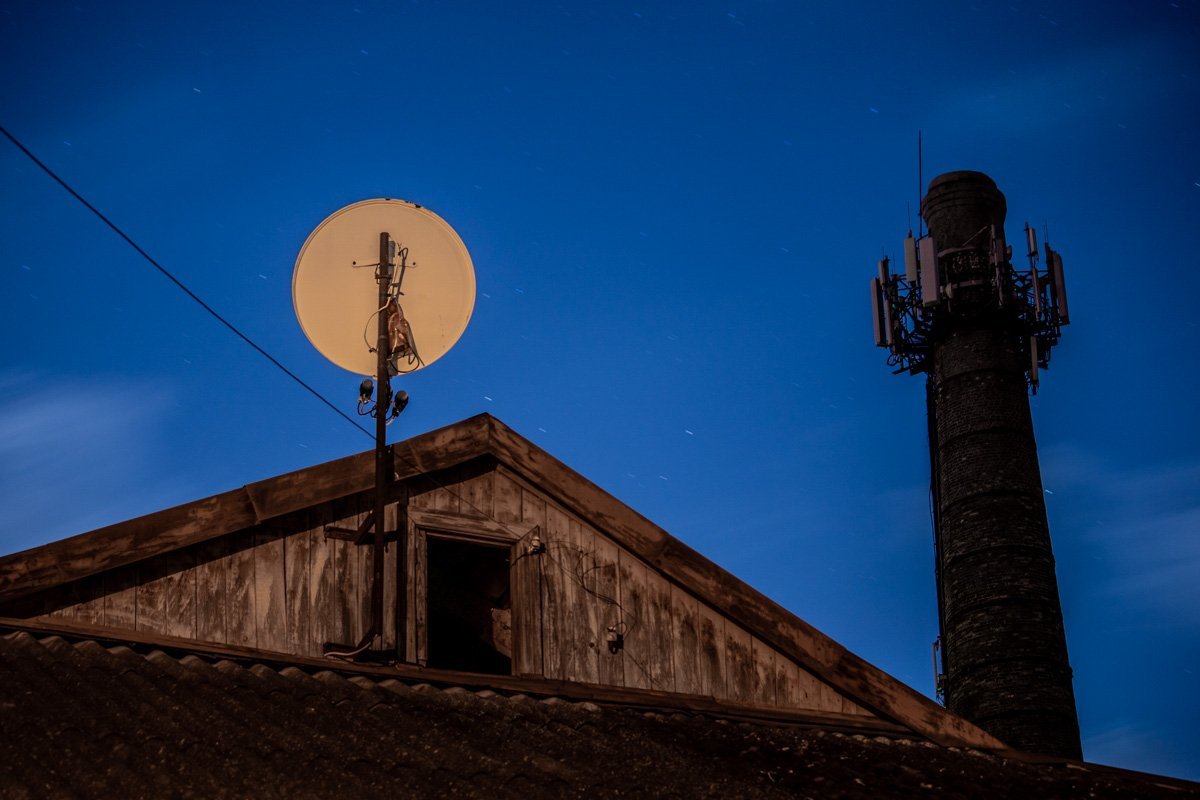 Дымовая труба величественно присматривает за бараками