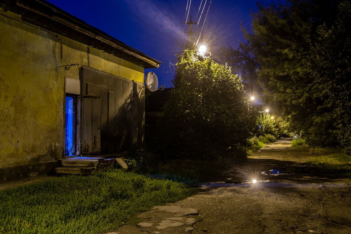 Фонари отражаются в лужах и подсвечивают дорогу к дому