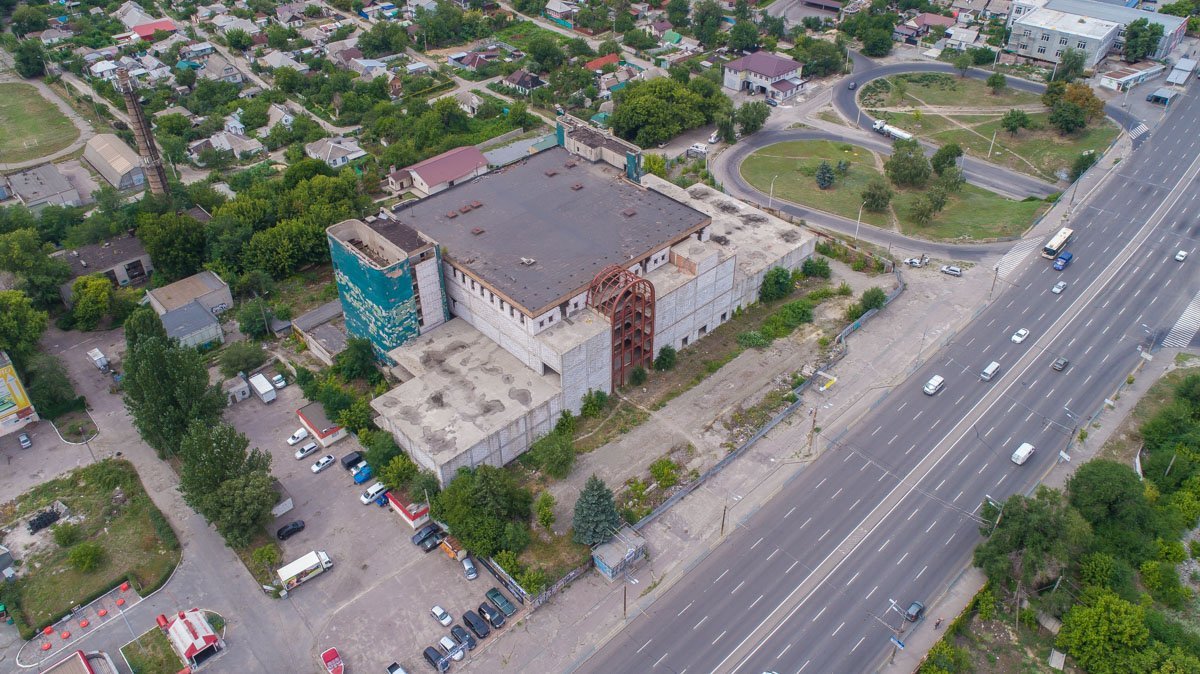 Общая площадь строения составляла 16 тысяч квадратных метров, из которых 6 200 - занимали торговые павильоны Общая площадь строения составляла 16 тысяч квадратных метров, из которых 6 200 - занимали торговые павильоны