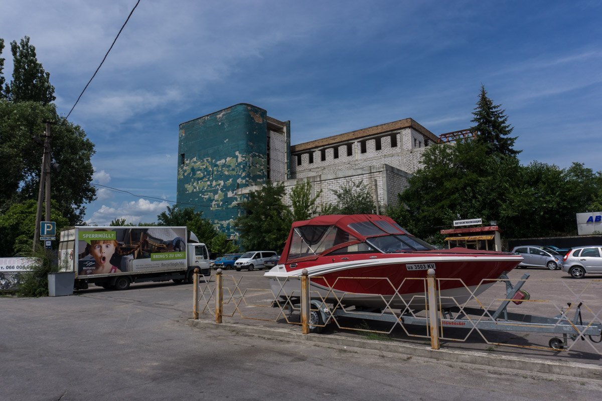Примечательным было то, что здание не красили, его полностью выложили темно-зеленой плиткой Примечательным было то, что здание не красили, его полностью выложили темно-зеленой плиткой