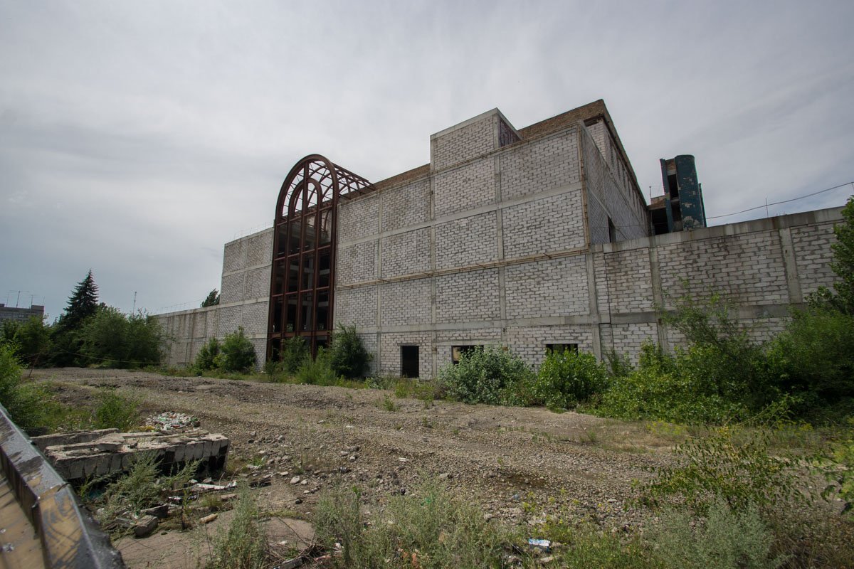 От здания остались лишь развалины От здания остались лишь развалины