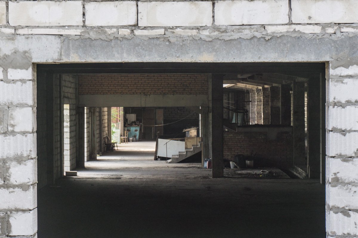 На данный момент пустующая конструкция возвышается над функционирующим ТЦ, собирая вокруг себя бездомных и любителей легкой наживы На данный момент пустующая конструкция возвышается над функционирующим ТЦ, собирая вокруг себя бездомных и любителей легкой наживы