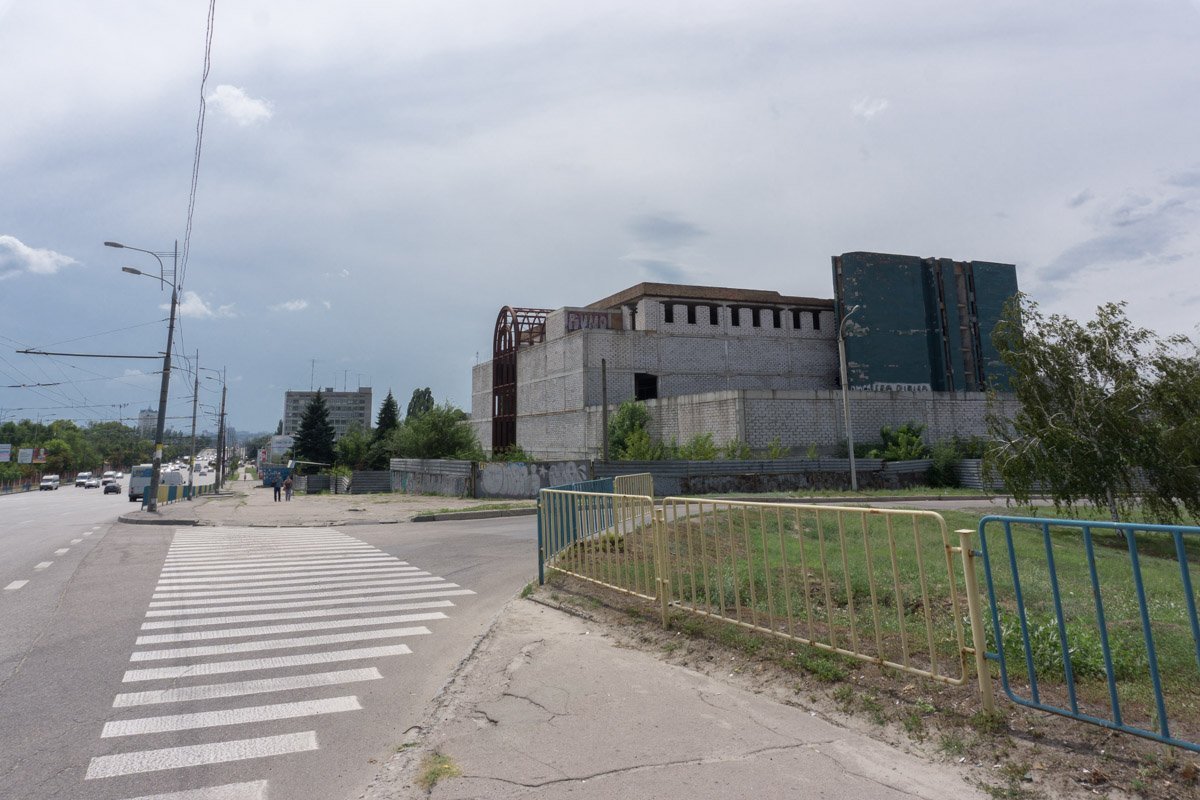 Здание пустует уже десяток лет Здание пустует уже десяток лет