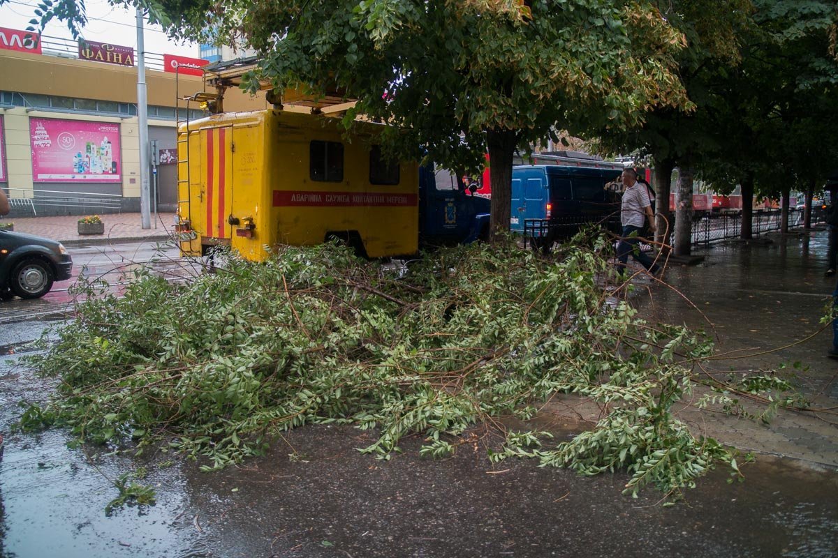 И перенесли на тротуар