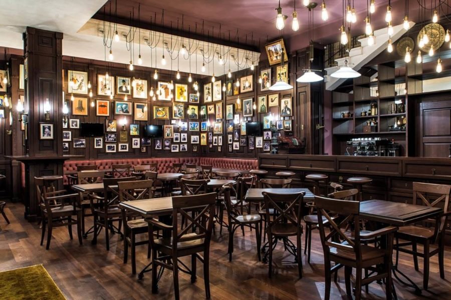 Интерьер заведения поражает