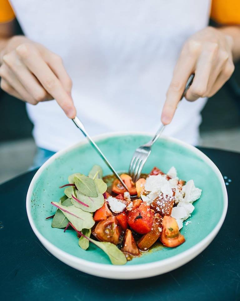 Там предлагают 30 бокалов вина на выбор, авторскую кухню и удобное расположение в самом центре Днепра