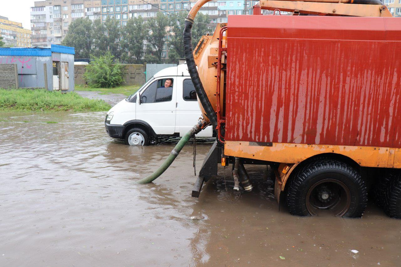 На Большой Диевской борются со стихией