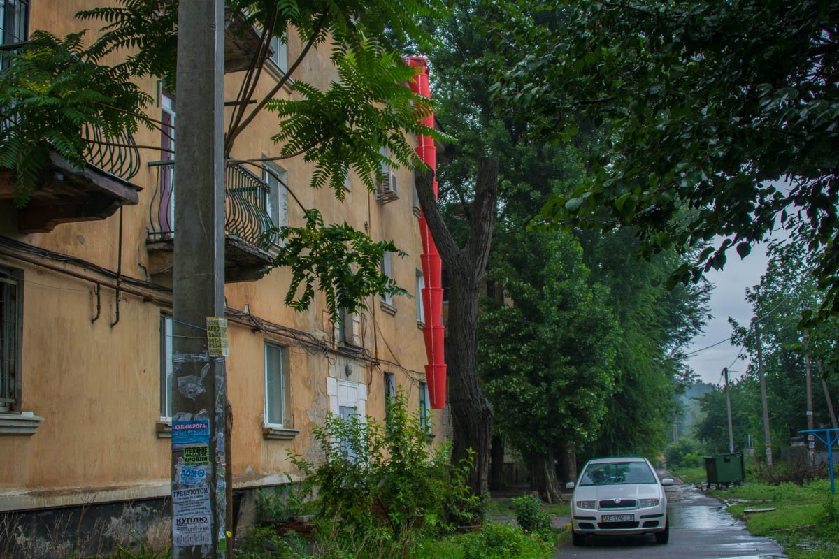 В доме на проспекте Богдана Хмельницкого идет ремонт кровли