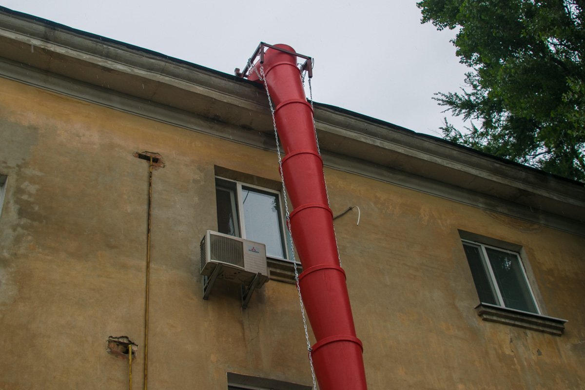 Менять крышу начали более месяца назад