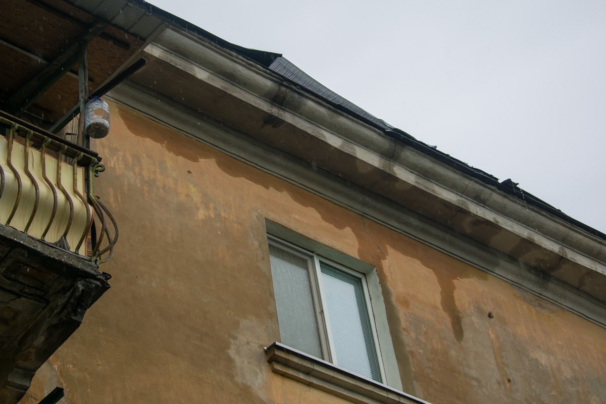 Сейчас в крыше огромные дыры