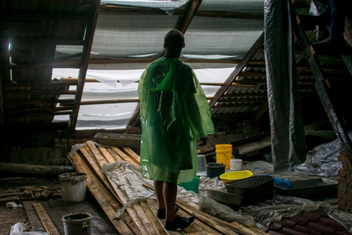 Рабочие пытаются заклеить дыры