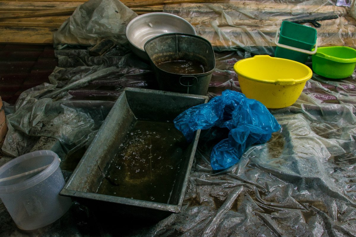 От ливня спасаются подручными средствами