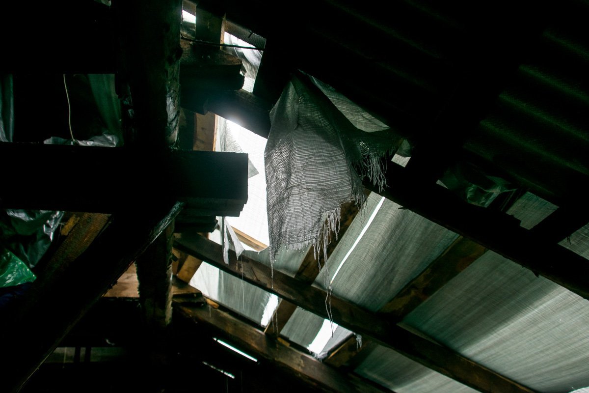 Часть кровли над одной из квартир сняли и бросили