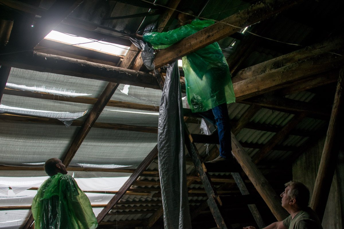 Подрядчик натягивает новый гидробарьер