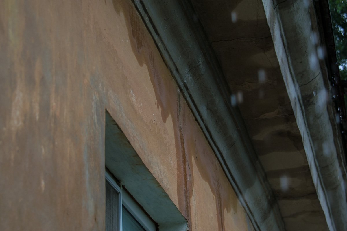 Вода стекает по стенам