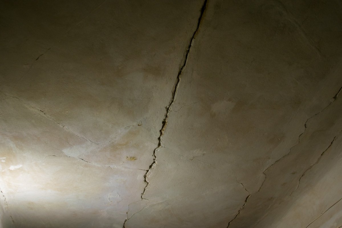 И появились огромные трещины