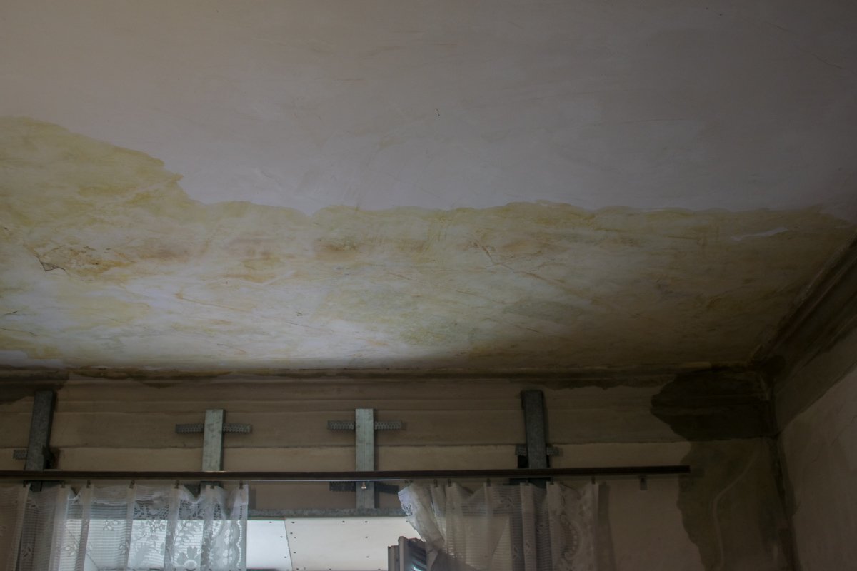 Над этим потолком нет крыши