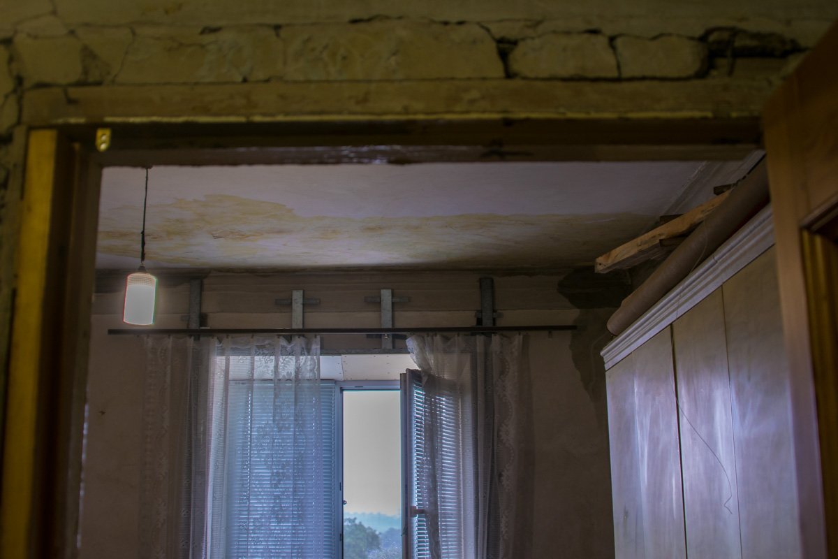 Жильцы квартиры спасаются ведрами и тазиками