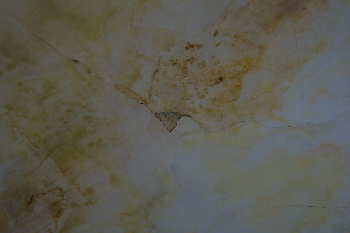 Вокруг сырость