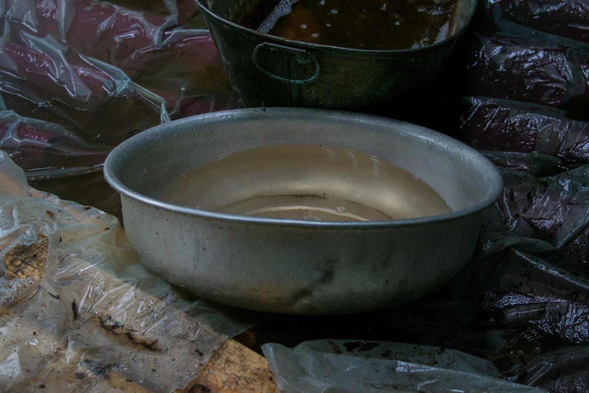 Жильцы бегают с ведрами с квартиры на чердак