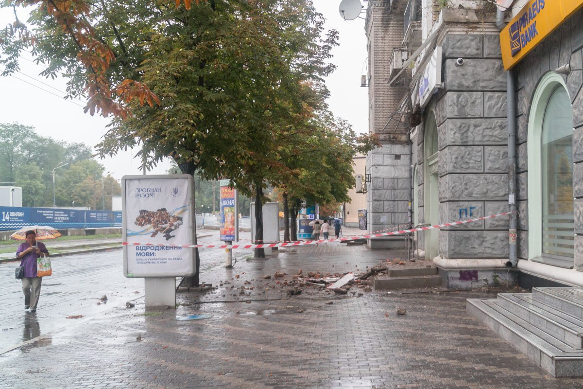 В одном из жилых домов на проспекте Дмитрия Яворницкого начал рушиться карниз В одном из жилых домов на проспекте Дмитрия Яворницкого начал рушиться карниз
