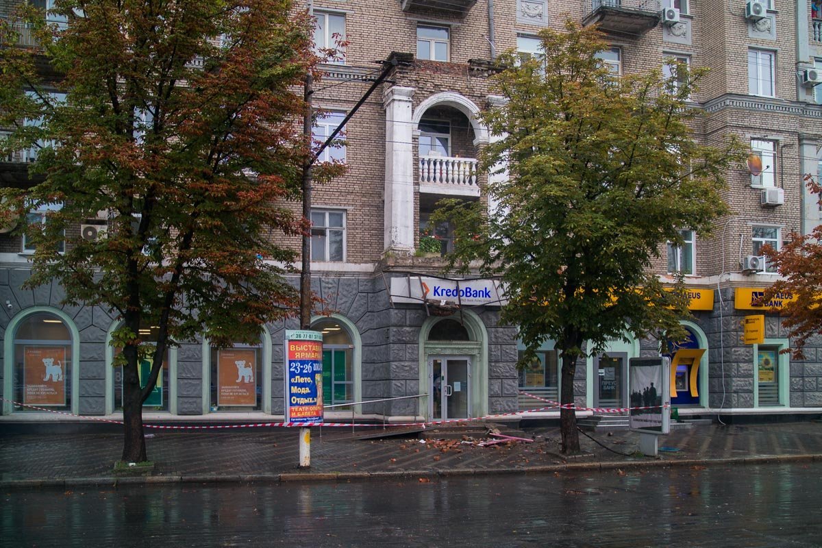 Обвал конструкции частично предотвратила сетка, установленная над козырьком Kredo Bank Обвал конструкции частично предотвратила сетка, установленная над козырьком Kredo Bank