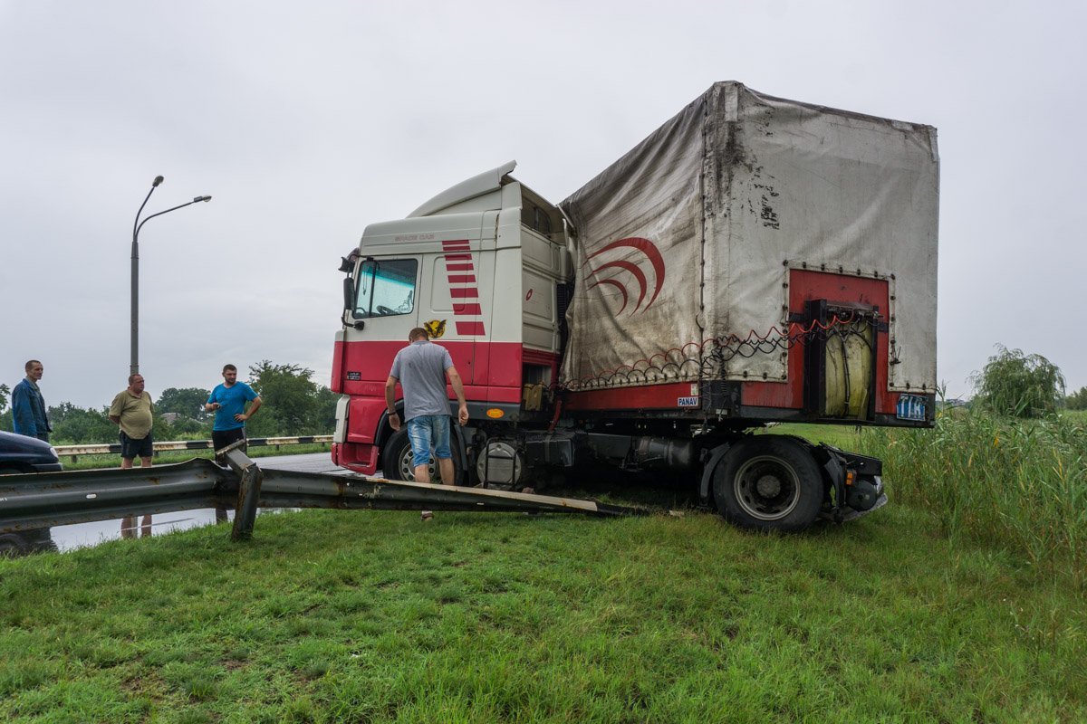 Грузовик снес несколько секций отбойника