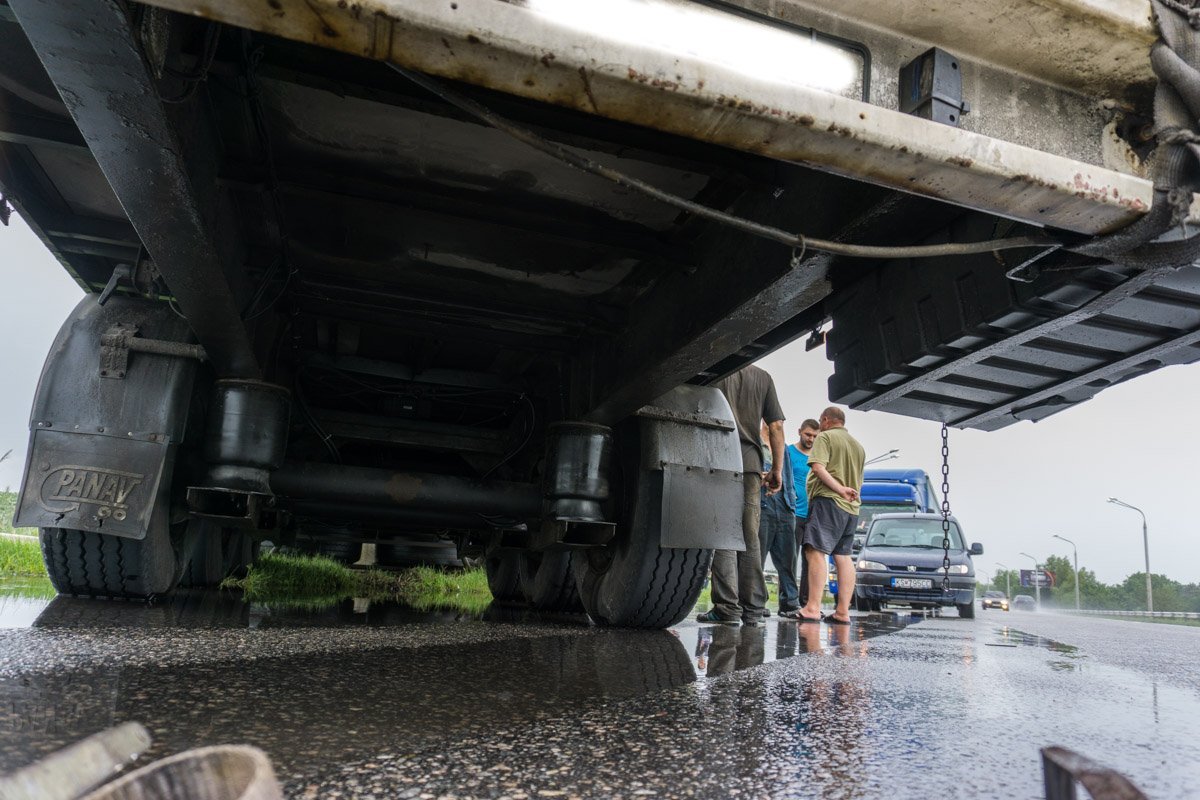 На месте аварии присутствовали водитель и владелец грузовика