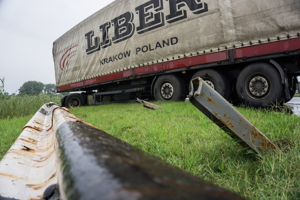 Фуру выкинуло с шоссе