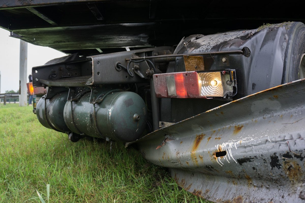 Металлический отбойник остановил движение машины