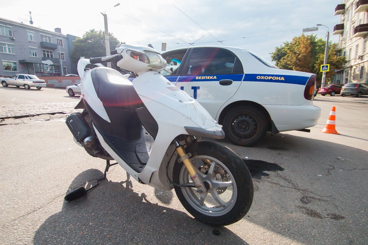 В инциденте пострадал водитель скутера В инциденте пострадал водитель скутера