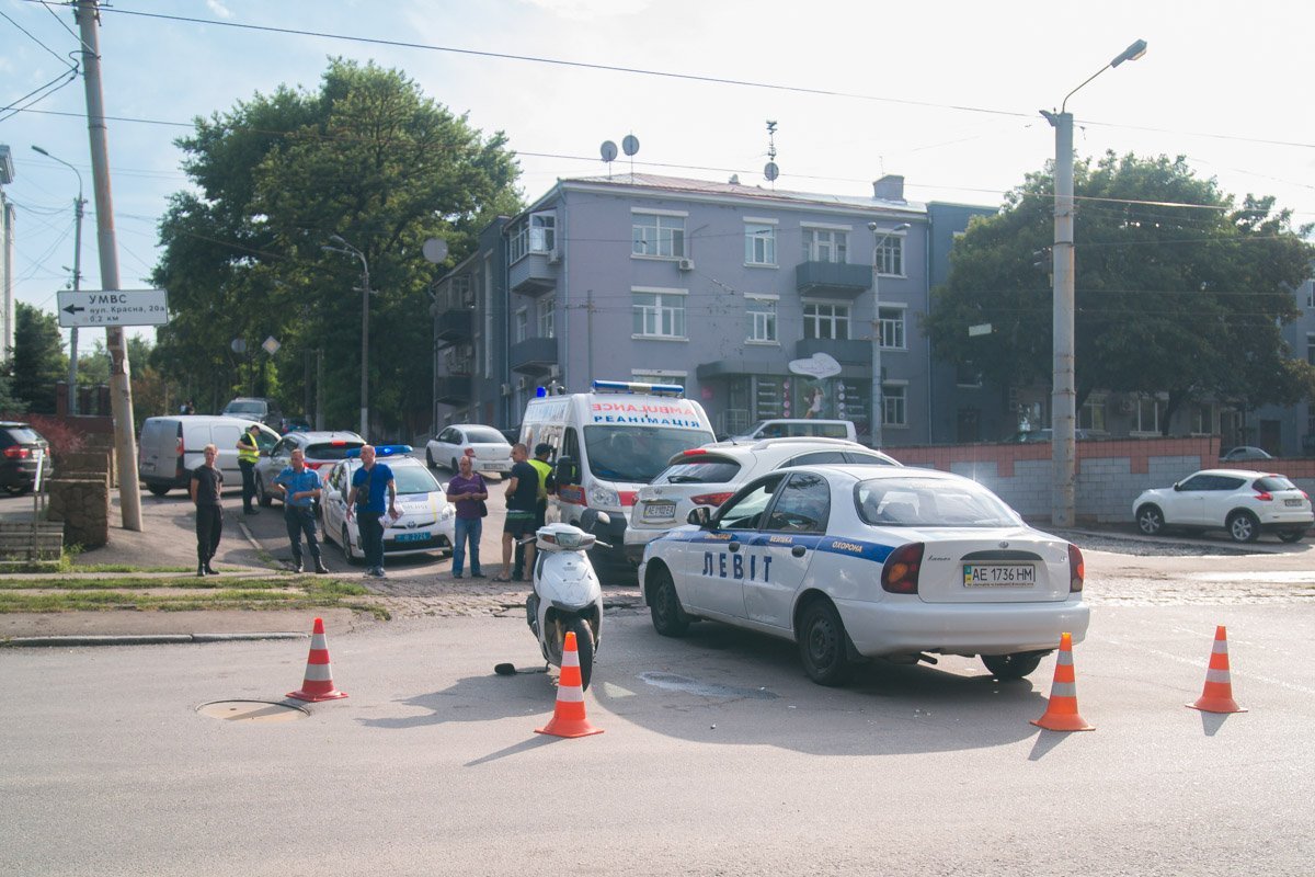 Водителя скутера госпитализировали в городскую больницу № 16 с подозрением на перелом ноги Водителя скутера госпитализировали в городскую больницу № 16 с подозрением на перелом ноги