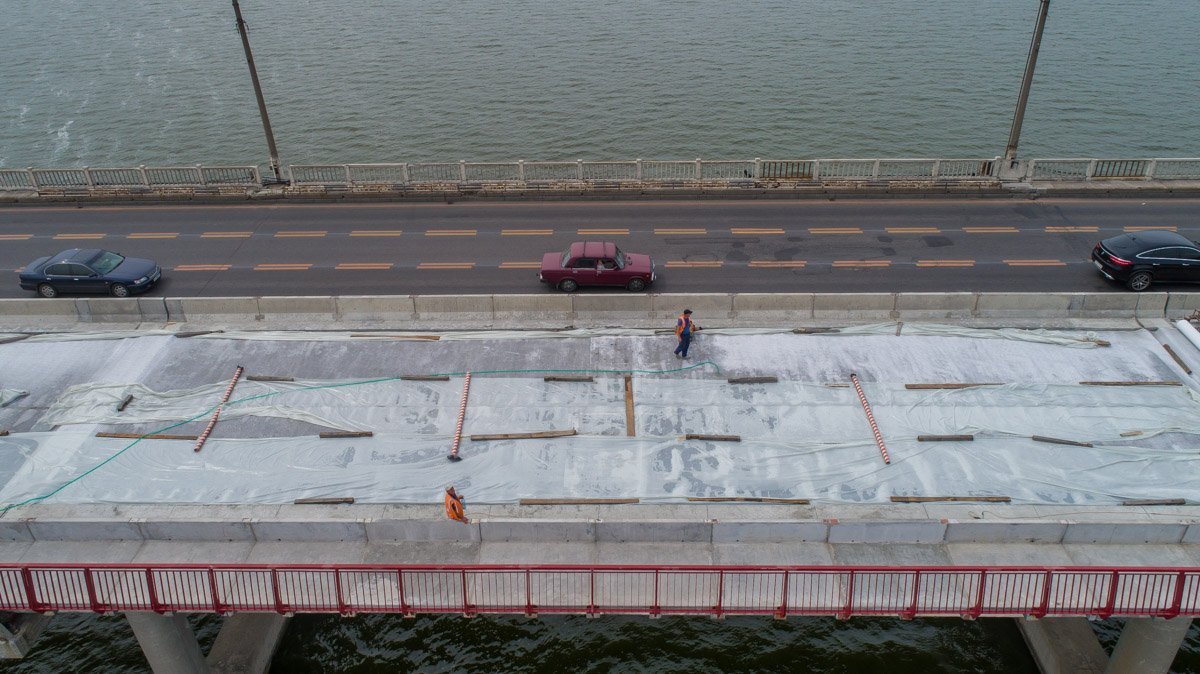 Рабочие начали укладку гидроизоляционного покрытия
