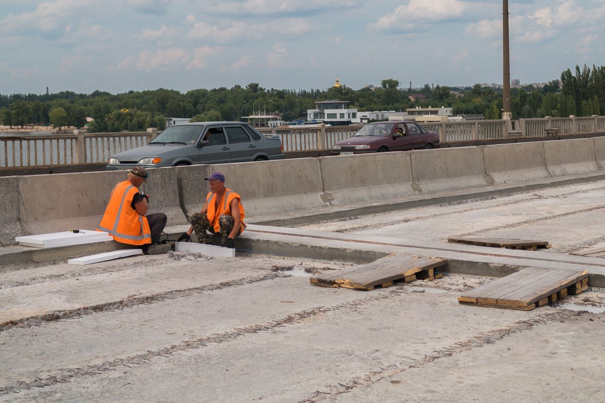 Автомобили будут двигаться по отремонтированной полосе