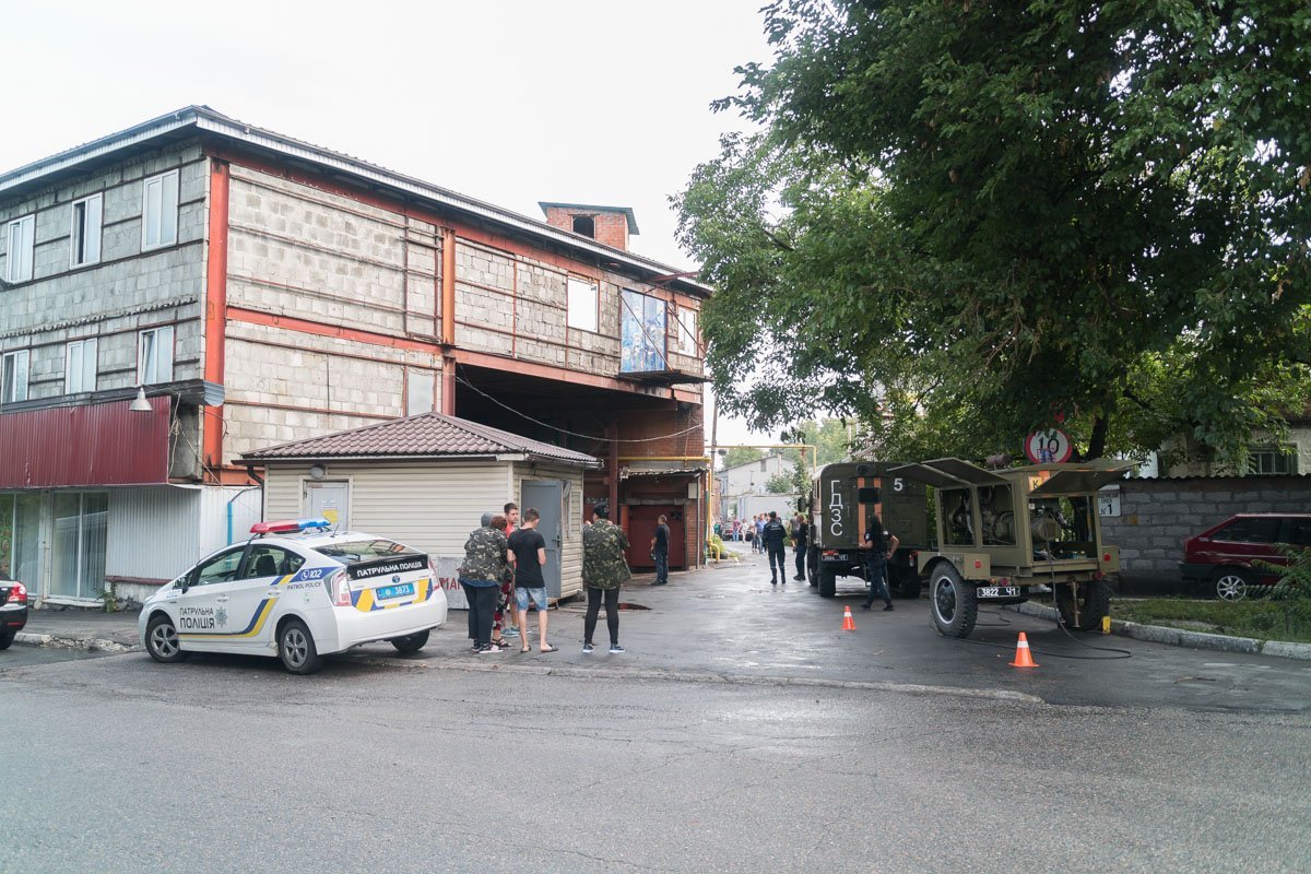 Также на завод приехали сотрудники патрульной полиции Также на завод приехали сотрудники патрульной полиции