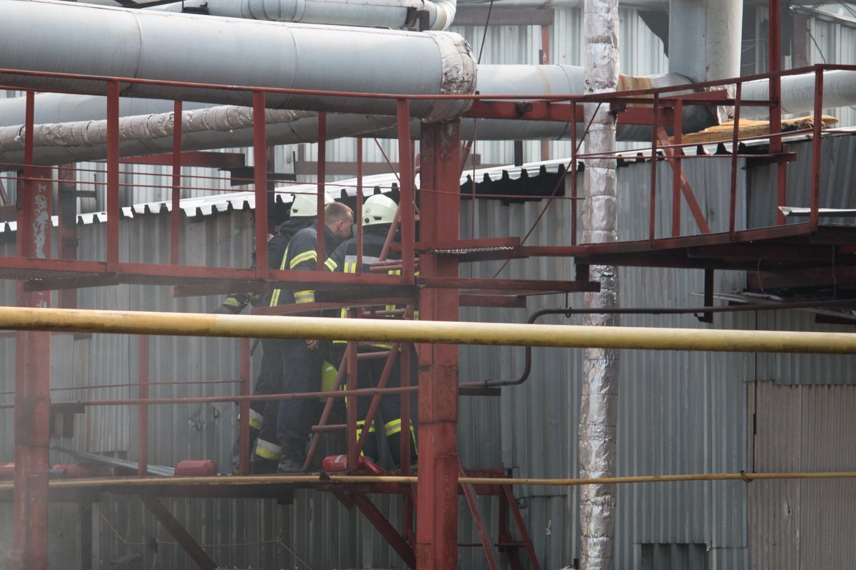 Пожар возник в одноэтажном здании, расположенном на территории предприятия Пожар возник в одноэтажном здании, расположенном на территории предприятия