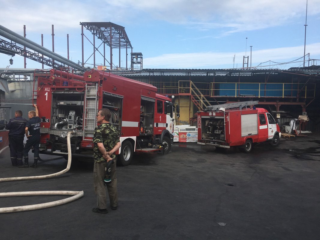 Огонь повредил потолок здания и готовую продукцию (мороженое и хлебобулочные изделия) Огонь повредил потолок здания и готовую продукцию (мороженое и хлебобулочные изделия)