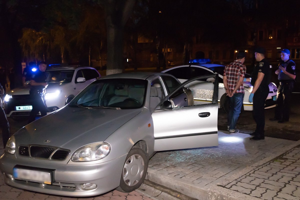 Патрульный остановил Lanos за езду в темное время суток без ближнего света