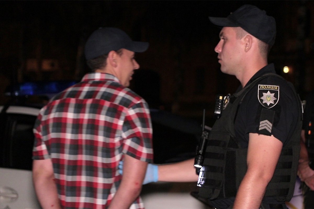  Мужчина закрылся в салоне, завел авто и тронулся с места