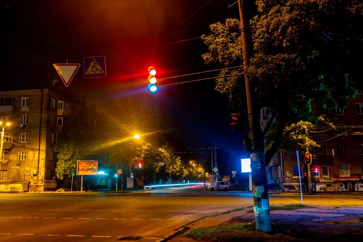 На этом перекрестке даже ночью работают светофоры На этом перекрестке даже ночью работают светофоры
