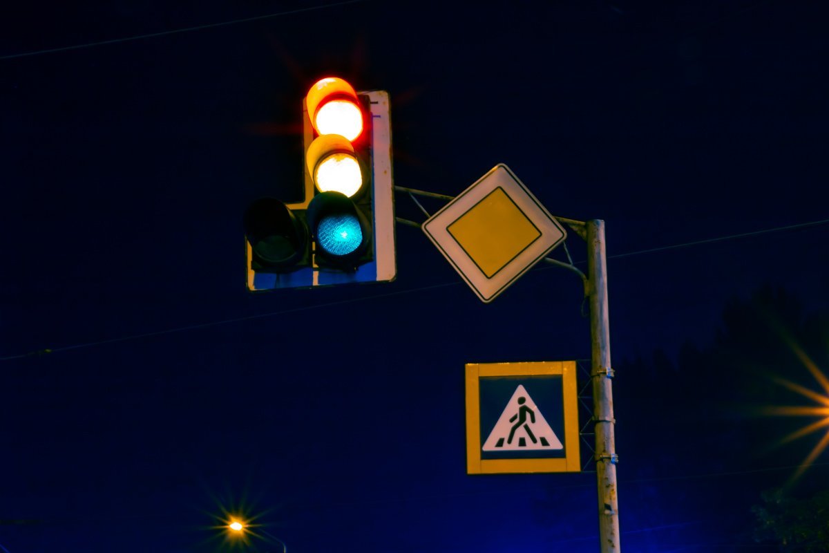 Знак "Главная дорога", но все мы знаем, что главный здесь светофор Знак "Главная дорога", но все мы знаем, что главный здесь светофор