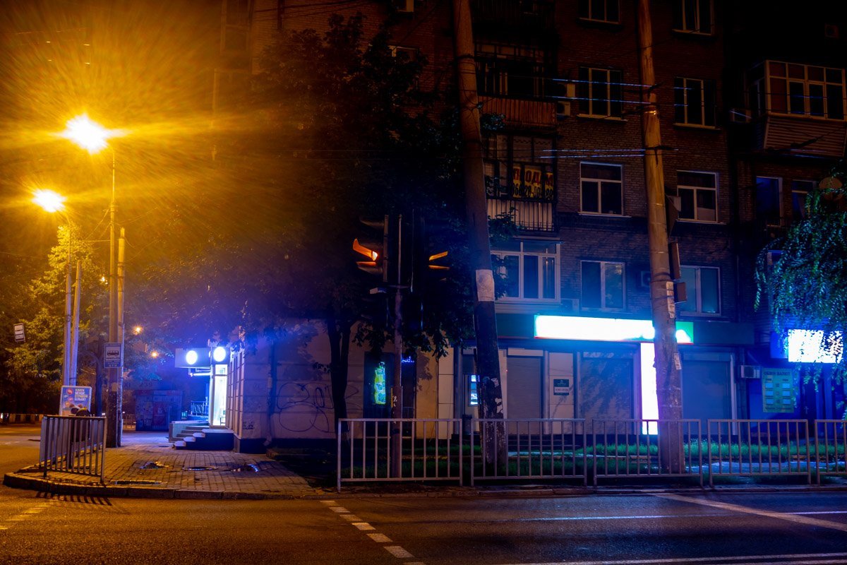 Пешеходный переход здесь достаточно освещаемый, также неплохо видно разметку Пешеходный переход здесь достаточно освещаемый, также неплохо видно разметку