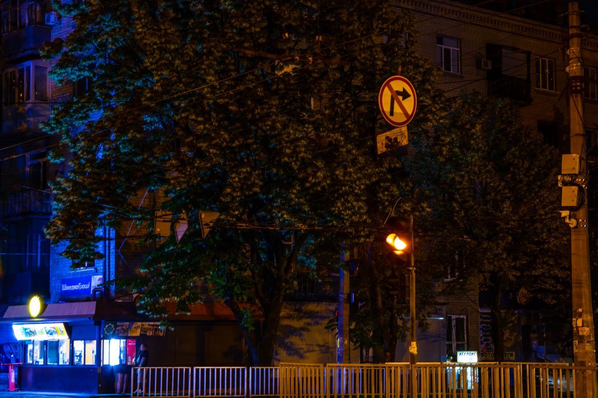 Поворот кому-то запрещен, кому именно - на табличке не видно из-за веток деревьев Поворот кому-то запрещен, кому именно - на табличке не видно из-за веток деревьев