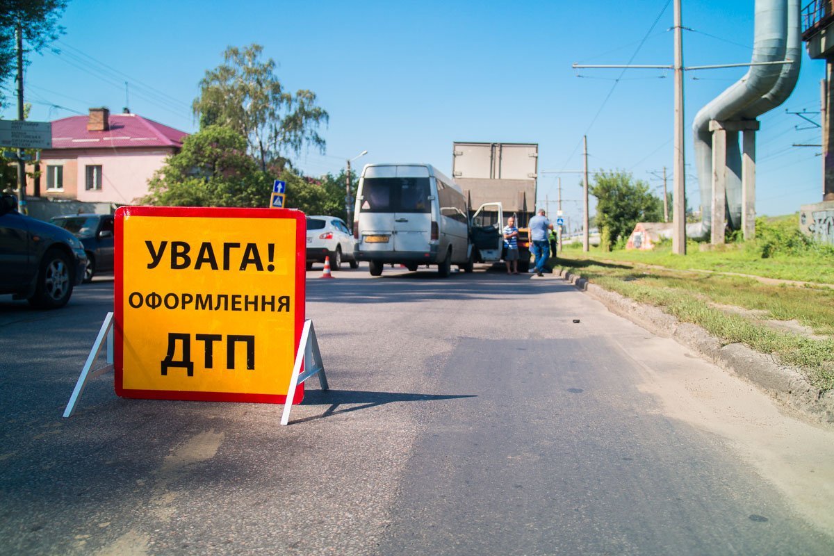 Полицейские оградили место аварии Полицейские оградили место аварии