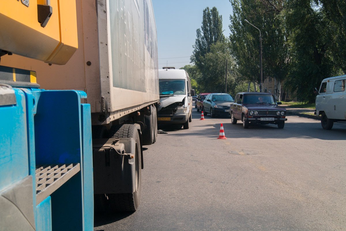 Из-за аварии на Каруны образовалась пробка Из-за аварии на Каруны образовалась пробка