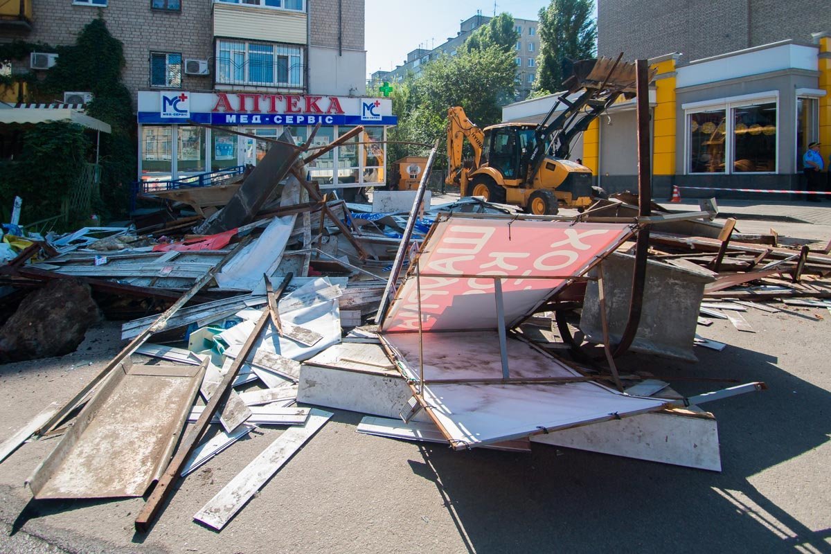 На Слобожанском проспекте снесли еще один МАФ На Слобожанском проспекте снесли еще один МАФ