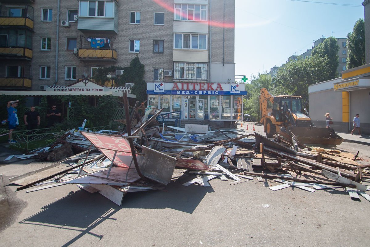 Нелегальный киоск располагался возле выхода из надземного перехода Нелегальный киоск располагался возле выхода из надземного перехода